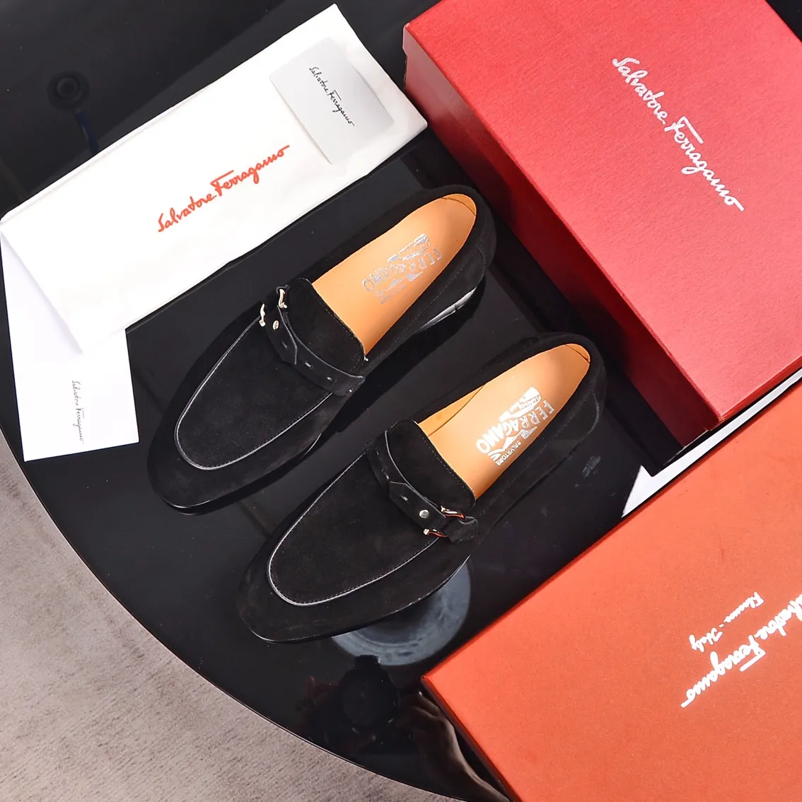 Factory: 260 Original order quality Brand: Ferragamo Size: Men's size 38/44 (45 can be customized) Grade: Same style as the official website High-end quality men's shoes Material: Original top layer frosted cowhide, water-dyed cowhide lining original outsole Style categories: Men's fashionable formal business casual leather shoes Slip-on men's high-top series Young fashion European and American trends British style Casual matching Comfortable feet
